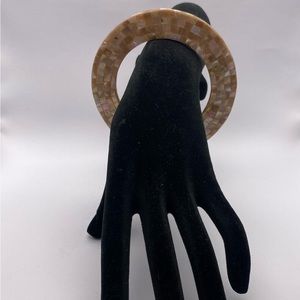 Beautiful Shell Bangle Bracelet (Beige)